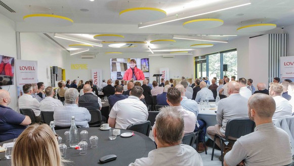 P 240415 N107 carousel